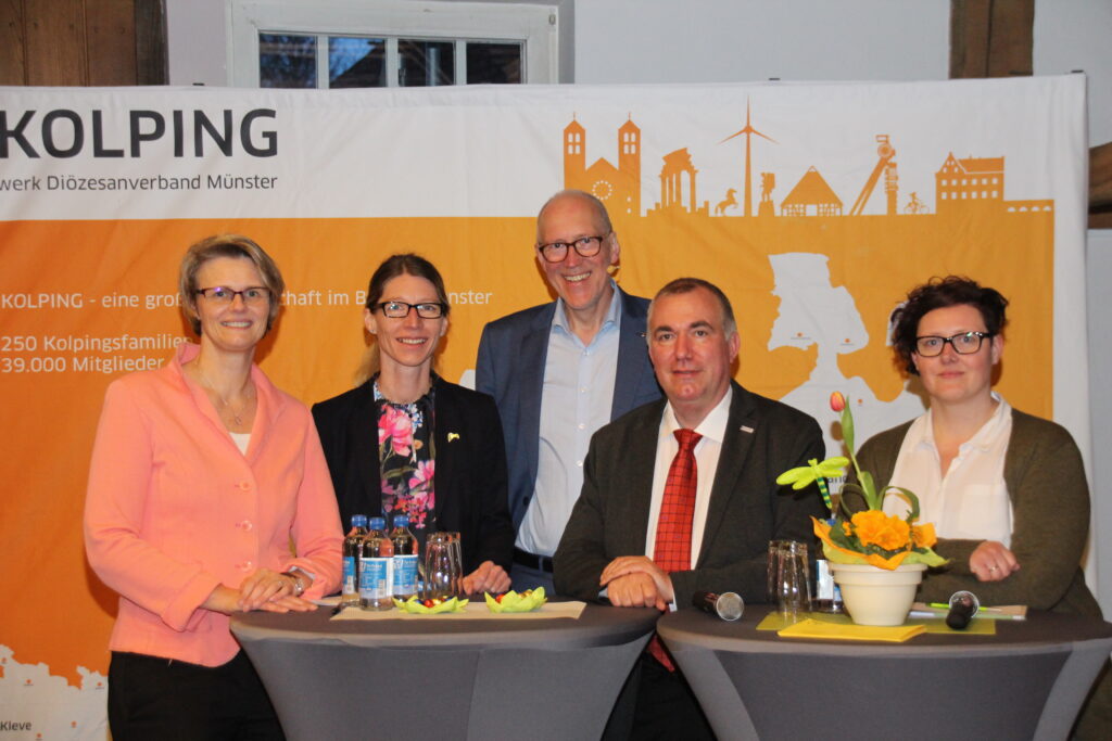 Foto vlnr: Anja Karliczek, Bundesministerin für Bildung und Forschung, Susanne Deusch, Bund der Deutschen Katholischen Jugend (BDKJ) Geistliche Leiterin für die Diözese Münster, Uwe Slüter (Geschäftsführer des Kolpingwerkes), Harold Ries (Diözesanvorsitzender) und Sonja Wilmer-Kausch (Verbandsreferentin im Kolpingwerk)
