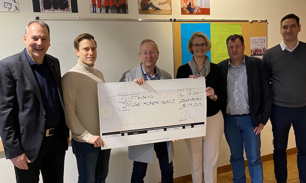 Schulleiter Jürgen Bernroth, Felix Meyer (Förderverein), Andreas Brunner (VEMA eG), Anja Karliczek, Michael Schriever (RAG) und Marc Wiggers (VEMA eG) freuen sich über die Scheckübergabe (von links nach rechts). Bild: Büro Anja Karliczek MdB